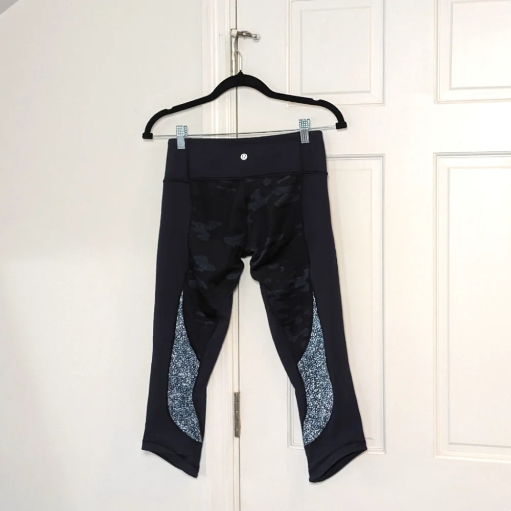EUC Lululemon Wunder Under Crop Full-On Luon Heathered Camo Pebble Blue | Size 6 - Picture 8 of 9